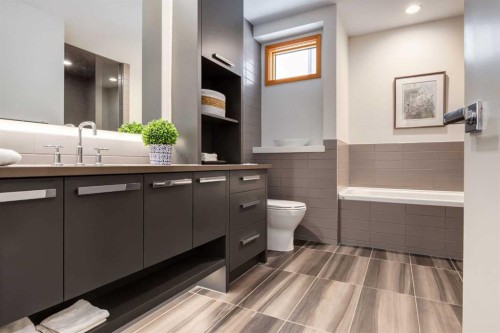 2138 28 Avenue Sw, Calgary, AB - Indoor Photo Showing Bathroom