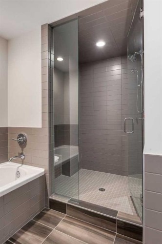 2138 28 Avenue Sw, Calgary, AB - Indoor Photo Showing Bathroom