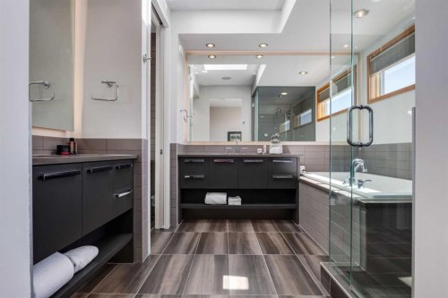 2138 28 Avenue Sw, Calgary, AB - Indoor Photo Showing Bathroom
