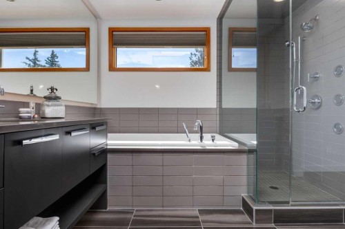 2138 28 Avenue Sw, Calgary, AB - Indoor Photo Showing Bathroom