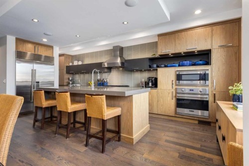 2138 28 Avenue Sw, Calgary, AB - Indoor Photo Showing Kitchen With Upgraded Kitchen
