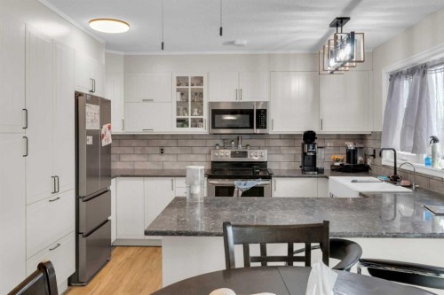 23 Beaver Place, Beiseker, AB - Indoor Photo Showing Kitchen With Upgraded Kitchen