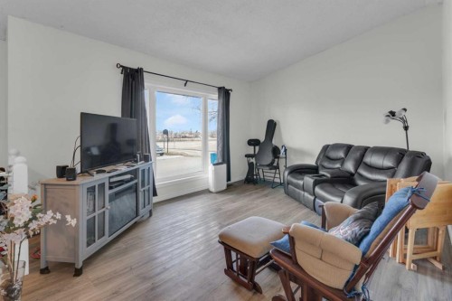 23 Beaver Place, Beiseker, AB - Indoor Photo Showing Living Room