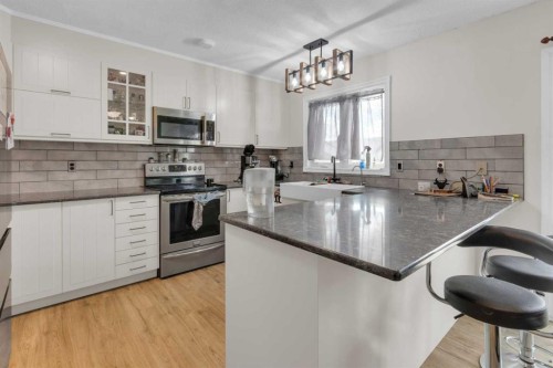 23 Beaver Place, Beiseker, AB - Indoor Photo Showing Kitchen With Upgraded Kitchen