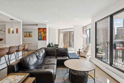 707-320 Meredith Road Ne, Calgary, AB - Indoor Photo Showing Living Room
