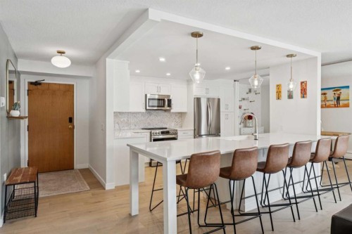 707-320 Meredith Road Ne, Calgary, AB - Indoor Photo Showing Kitchen With Upgraded Kitchen