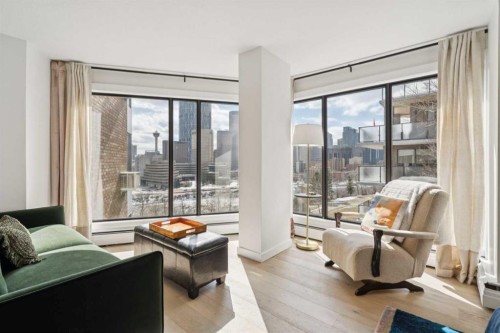 707-320 Meredith Road Ne, Calgary, AB - Indoor Photo Showing Living Room
