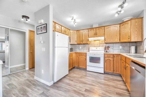 224B 5 Avenue, Strathmore, AB - Indoor Photo Showing Kitchen