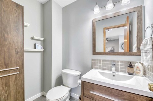 224B 5 Avenue, Strathmore, AB - Indoor Photo Showing Bathroom