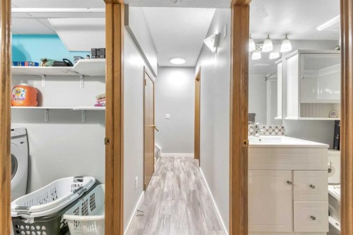 224B 5 Avenue, Strathmore, AB - Indoor Photo Showing Bathroom