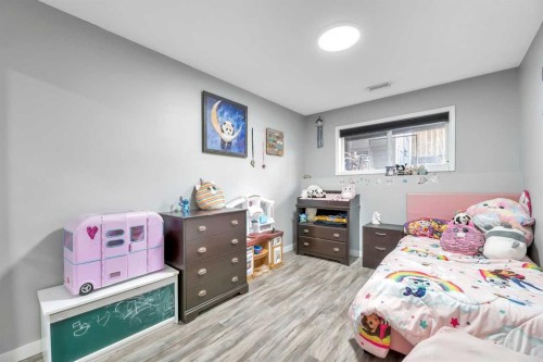 224B 5 Avenue, Strathmore, AB - Indoor Photo Showing Bedroom