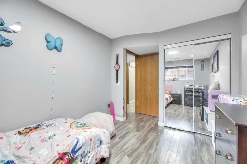 224B 5 Avenue, Strathmore, AB - Indoor Photo Showing Bedroom