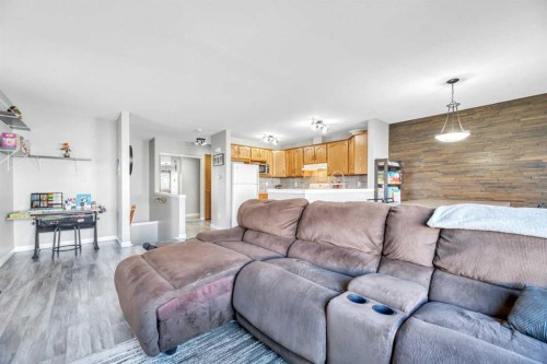 224B 5 Avenue, Strathmore, AB - Indoor Photo Showing Living Room