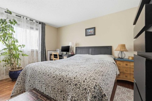 4539 Vandergrift Crescent Nw, Calgary, AB - Indoor Photo Showing Bedroom