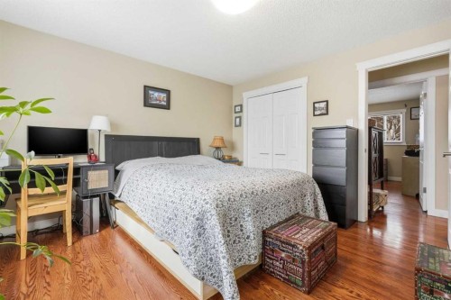 4539 Vandergrift Crescent Nw, Calgary, AB - Indoor Photo Showing Bedroom