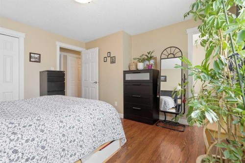 4539 Vandergrift Crescent Nw, Calgary, AB - Indoor Photo Showing Bedroom