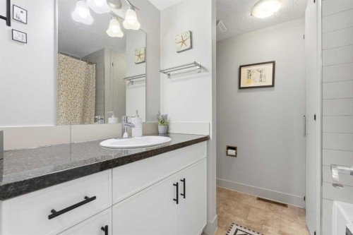 4539 Vandergrift Crescent Nw, Calgary, AB - Indoor Photo Showing Bathroom
