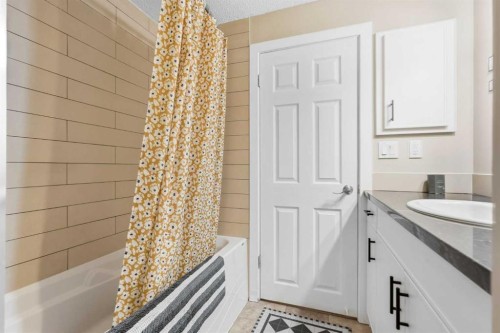 4539 Vandergrift Crescent Nw, Calgary, AB - Indoor Photo Showing Bathroom