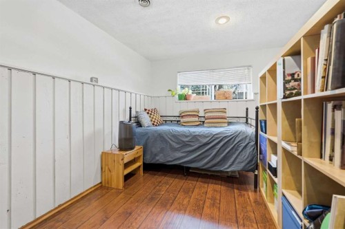 4539 Vandergrift Crescent Nw, Calgary, AB - Indoor Photo Showing Bedroom