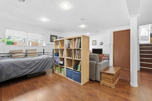 4539 Vandergrift Crescent Nw, Calgary, AB - Indoor Photo Showing Bedroom