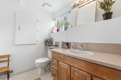 4539 Vandergrift Crescent Nw, Calgary, AB - Indoor Photo Showing Bathroom