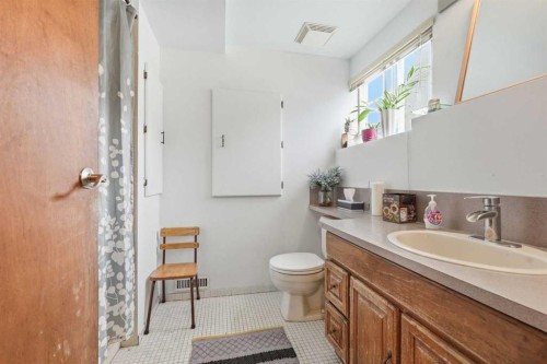 4539 Vandergrift Crescent Nw, Calgary, AB - Indoor Photo Showing Bathroom