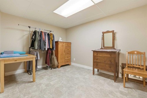 4539 Vandergrift Crescent Nw, Calgary, AB - Indoor Photo Showing Other Room