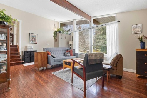 4539 Vandergrift Crescent Nw, Calgary, AB - Indoor Photo Showing Living Room