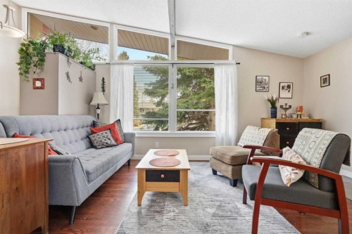4539 Vandergrift Crescent Nw, Calgary, AB - Indoor Photo Showing Living Room