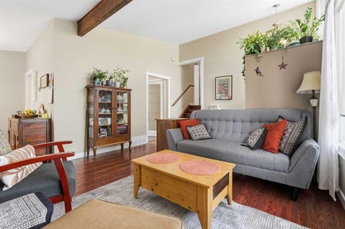 4539 Vandergrift Crescent Nw, Calgary, AB - Indoor Photo Showing Living Room