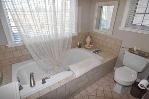 148 Scenic View Close Nw, Calgary, AB - Indoor Photo Showing Bathroom