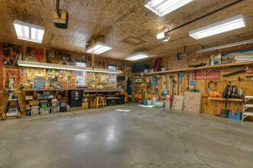7304 35 Avenue Nw, Calgary, AB - Indoor Photo Showing Garage
