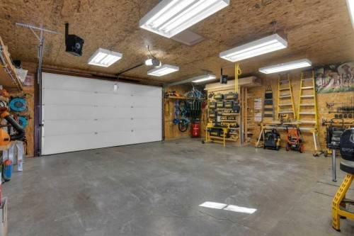 7304 35 Avenue Nw, Calgary, AB - Indoor Photo Showing Garage