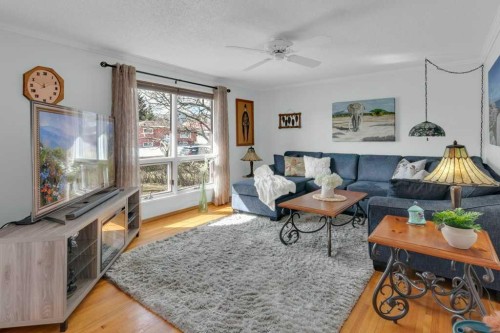 7304 35 Avenue Nw, Calgary, AB - Indoor Photo Showing Living Room