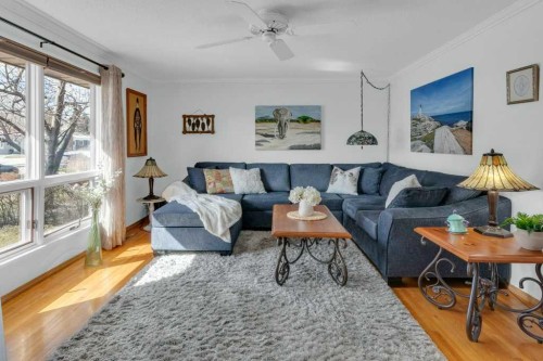 7304 35 Avenue Nw, Calgary, AB - Indoor Photo Showing Living Room
