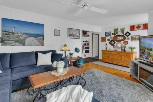 7304 35 Avenue Nw, Calgary, AB - Indoor Photo Showing Living Room