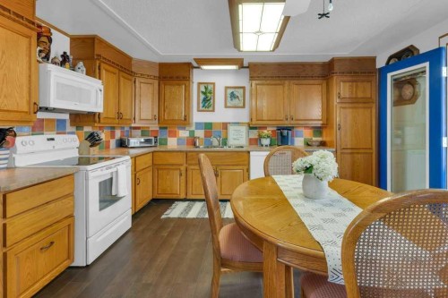 7304 35 Avenue Nw, Calgary, AB - Indoor Photo Showing Kitchen