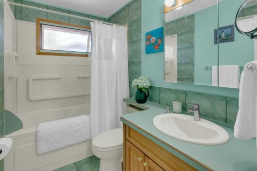 7304 35 Avenue Nw, Calgary, AB - Indoor Photo Showing Bathroom