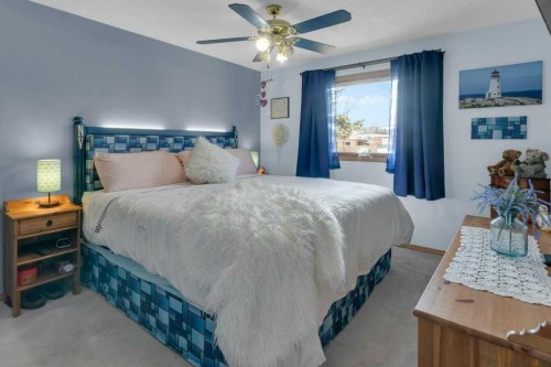 7304 35 Avenue Nw, Calgary, AB - Indoor Photo Showing Bedroom