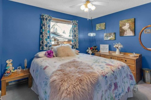 7304 35 Avenue Nw, Calgary, AB - Indoor Photo Showing Bedroom