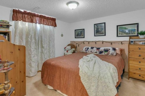 7304 35 Avenue Nw, Calgary, AB - Indoor Photo Showing Bedroom