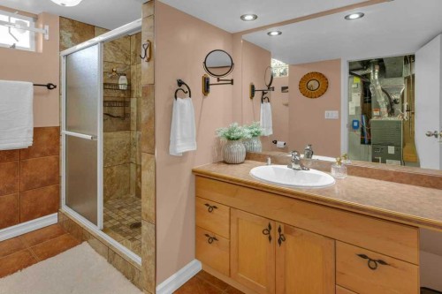 7304 35 Avenue Nw, Calgary, AB - Indoor Photo Showing Bathroom