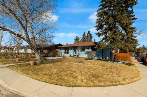 7304 35 Avenue Nw, Calgary, AB - Outdoor