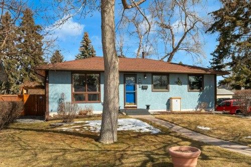 7304 35 Avenue Nw, Calgary, AB - Outdoor