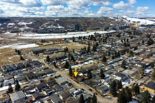 7304 35 Avenue Nw, Calgary, AB - Outdoor With View
