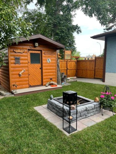 7304 35 Avenue Nw, Calgary, AB - Outdoor