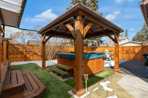 7304 35 Avenue Nw, Calgary, AB - Outdoor