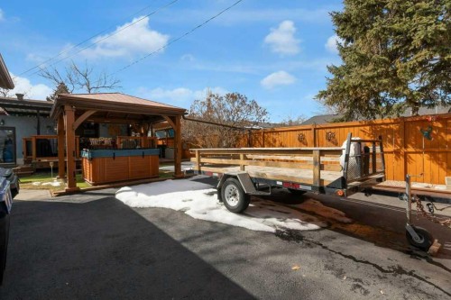 7304 35 Avenue Nw, Calgary, AB - Outdoor