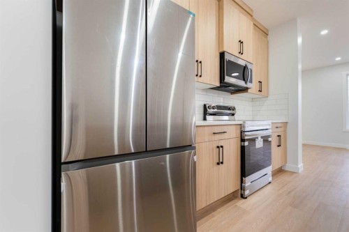 4909 88 Avenue Ne, Calgary, AB - Indoor Photo Showing Kitchen With Stainless Steel Kitchen