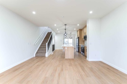 4909 88 Avenue Ne, Calgary, AB - Indoor Photo Showing Other Room